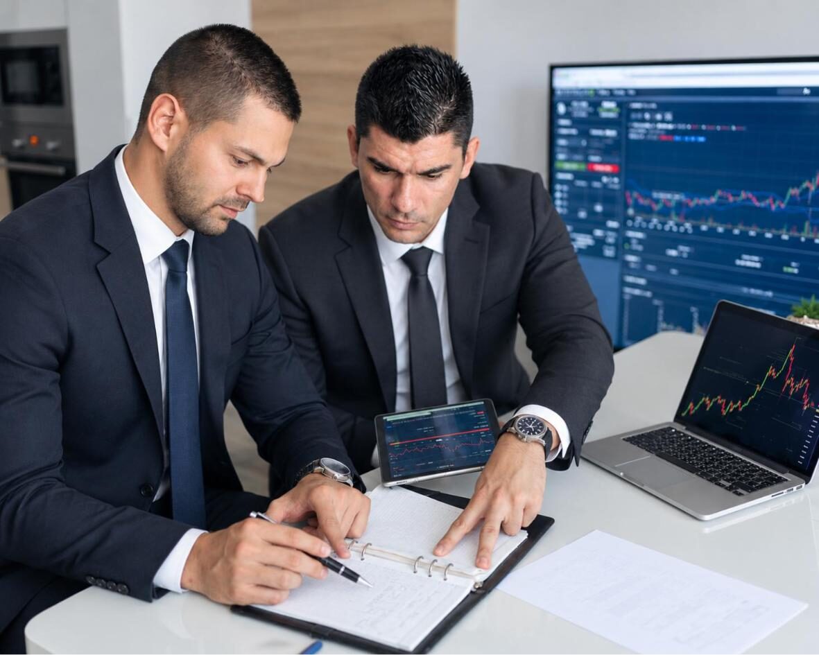 Profesionales de impuestos revisando estrategias y proyecciones