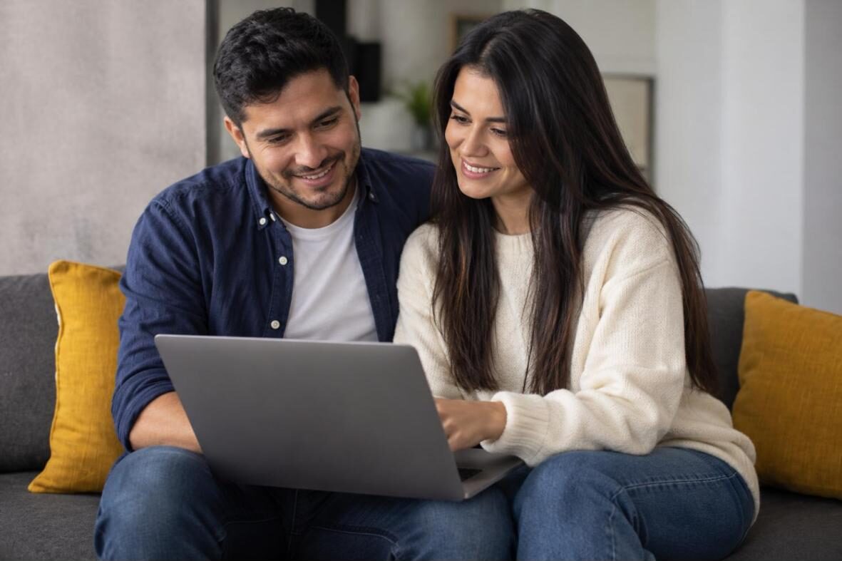 Pareja joven organizando sus finanzas en la computadora